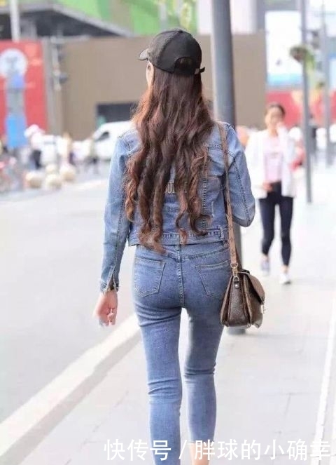牛仔|街拍美女:小姐姐发型是螺旋卷发,集一身牛仔走路带风!