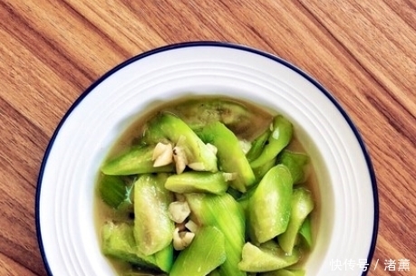 厨师|炒丝瓜时，不要直接就下锅炒，厨师教我1招技巧，丝瓜翠绿不发黑