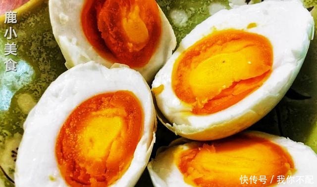 金黄|教你腌咸鸭蛋“起沙流油”技巧!多加30克它,浓香四溢蛋金黄