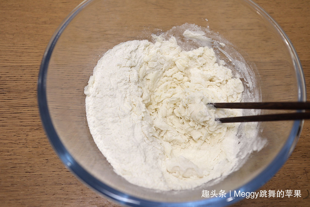 中筋面粉|别争了!外酥里嫩的葱花饼,凉水还是热水揉面跟我学,全会了