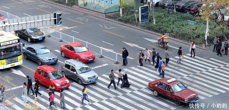  判决司机|闯红灯被撞身亡，一审司机担责80%，家属不服上诉，二审担责60%