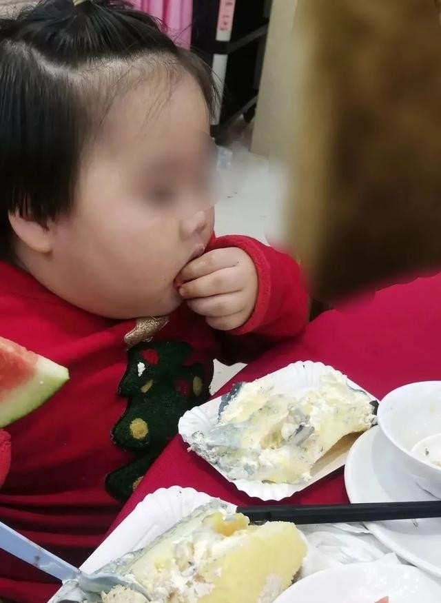 女孩|为让娃当“吃播”赚钱,3岁女孩被残忍喂到70斤,父母却引以为傲