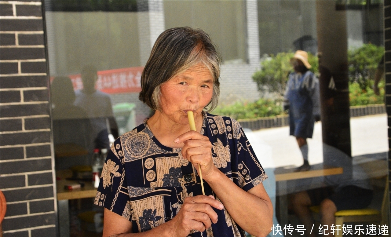 卖钱|7旬大妈做手工卖钱,中午啃个桃子当午饭,游客搞完价却少给5块钱