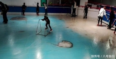 栩栩如生|溜冰场冰下有鱼,栩栩如生游来游去,游客凑近细看,被气的发抖!