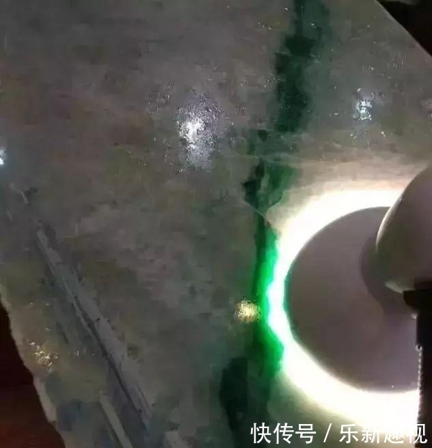  翡翠|缅商要价300万的翡翠原石，一刀切开高兴地跳起来！