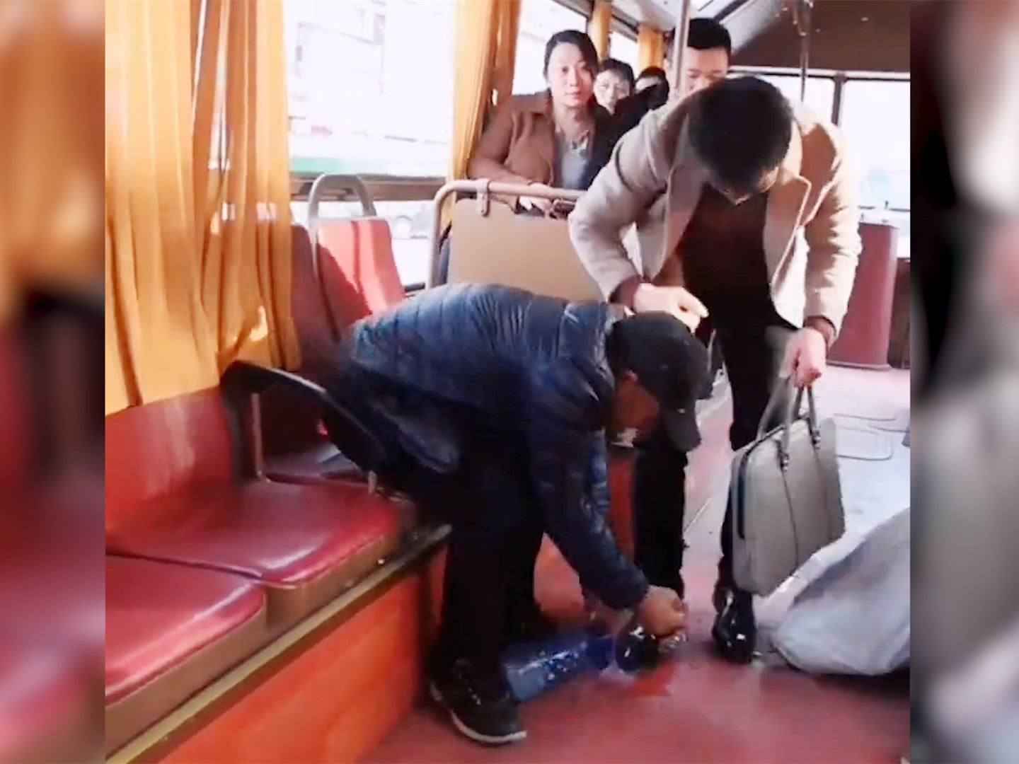 帅哥|大爷坐公交时豆浆洒在帅哥鞋上，帅哥随后的行为，全车人疯狂点赞