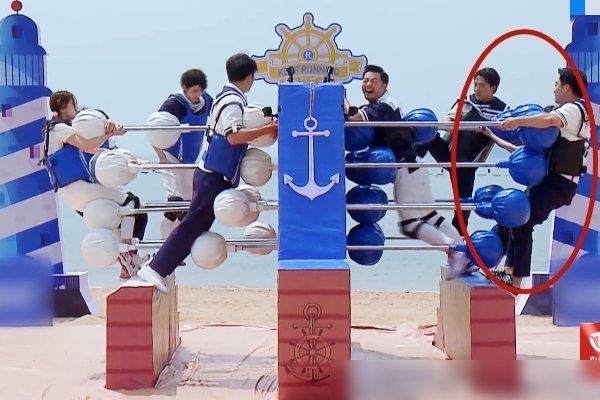 郑恺|郑恺掉下去时,游戏道具出卖了他,完全可以赢却偏偏要放水让baby