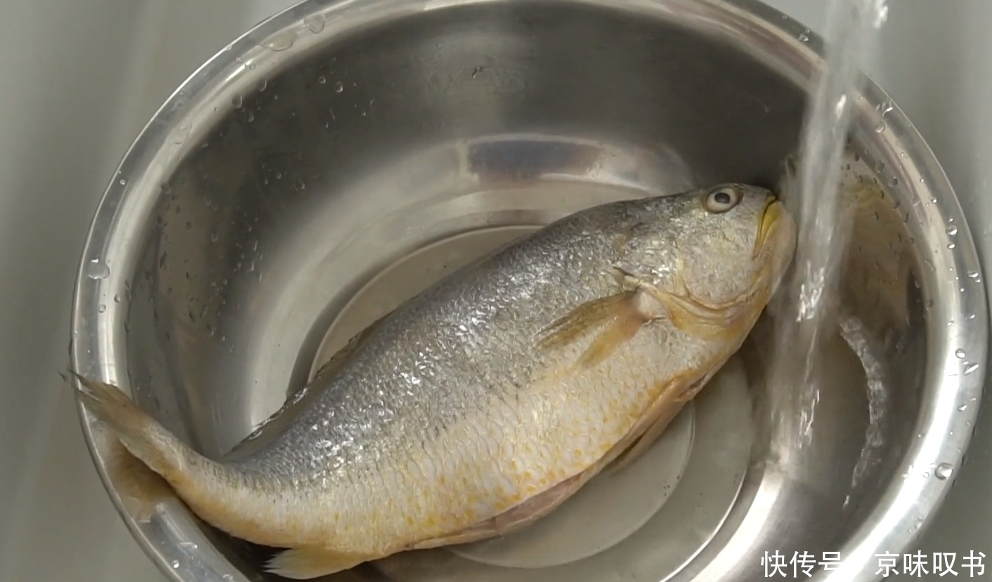 大锅|我家黄花鱼从不炖着吃,往大锅里一放,不煎不油炸,肉嫩还没腥味