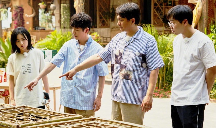 向往|向往的生活张子枫给瓜苗浇水!懂的人看了无奈还得靠工作人员