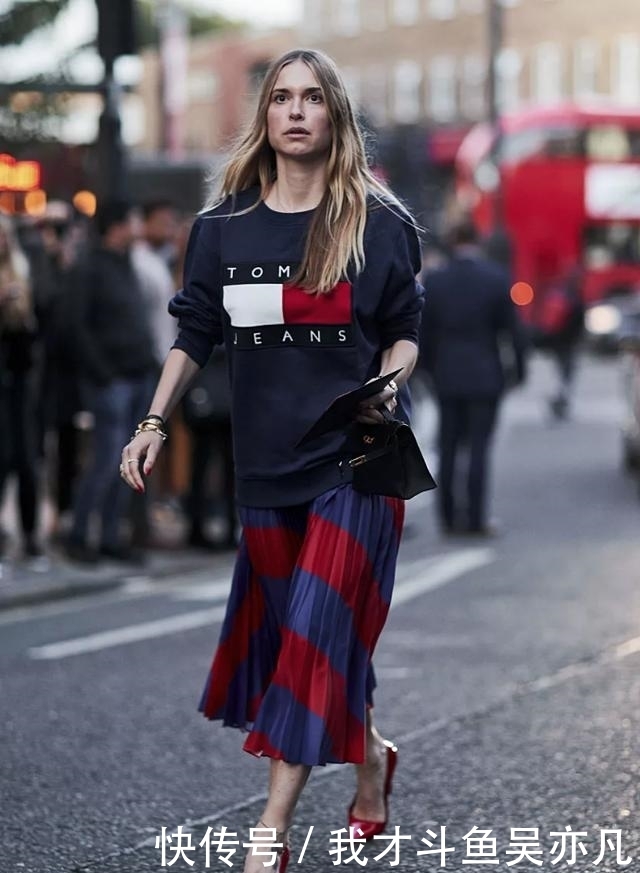 卫衣|卫衣+半裙=早秋最火混搭套路,时髦炸了