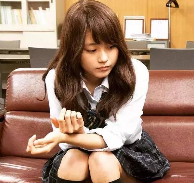 女星|硬凹白瘦幼少女人设的女星,在“辣妹风”面前堪比索然无味豆芽菜