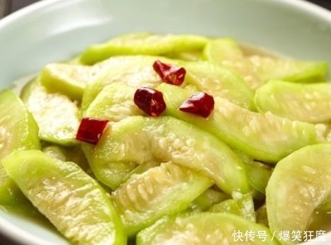 家常菜|简单家常菜:家常白油丝瓜,玉米面芹菜叶,砂锅土鲶鱼,银耳沙拉