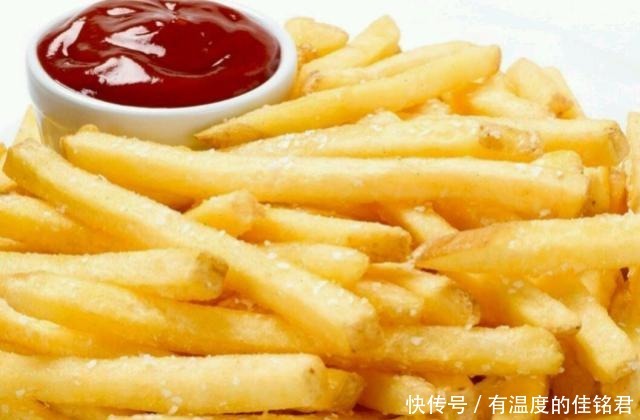 薯条|炸薯条时,需要先焯水吗大厨教你一招,薯条又香又酥不回软!