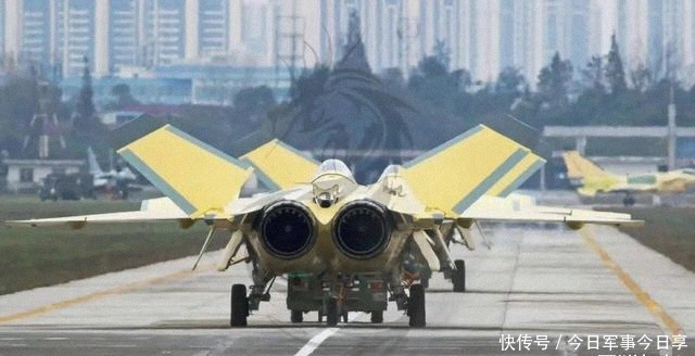 亮相|歼20增重版亮相,它又不搞近距格斗,为何要上矢量推力喷管?