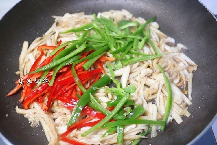 翻炒均匀|这三样一起炒,又鲜又脆,吃一口鲜嫩多汁,比肉嚼起来更香