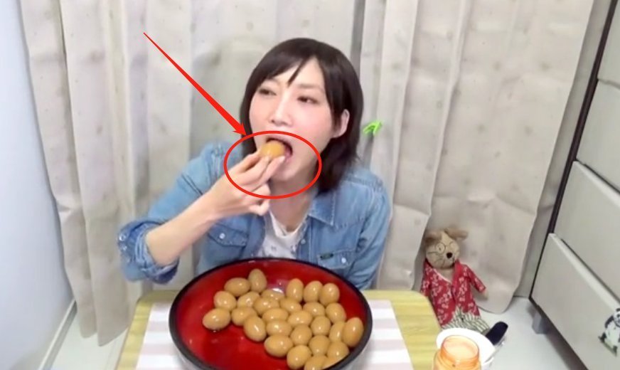 小七|大胃王吃100个“茶叶蛋”,摄像师出卖了她,网友我也吃得完