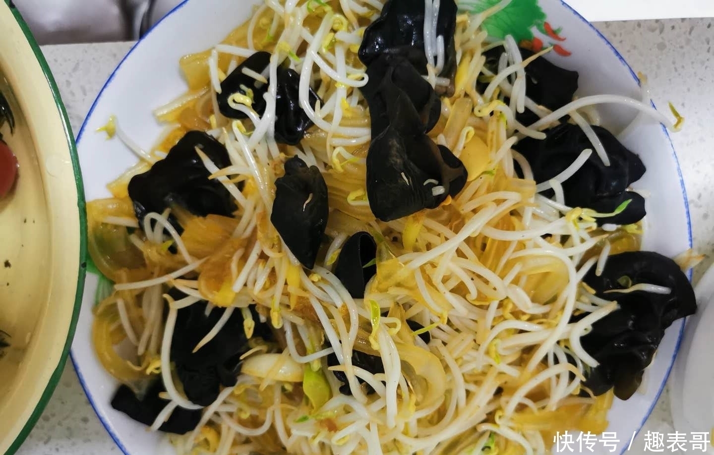  婆婆|婆婆花300元做了10道菜，一桌摆不下，儿媳这在南方要1000块