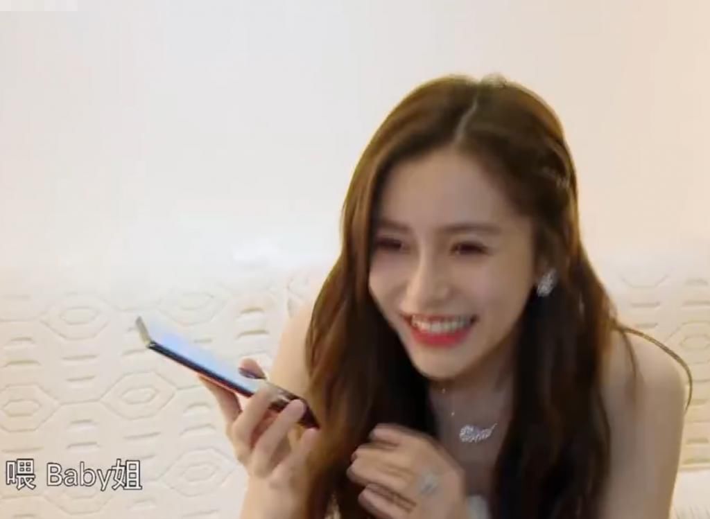  baby|baby在节目中打电话，镜头拍到屏幕，看清是谁，懵了