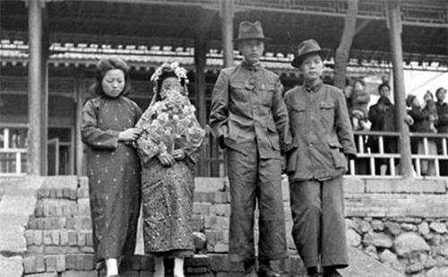 新娘|73年前一场包办婚礼:2人皆未成年,新郎一脸稚气,新娘没有笑容