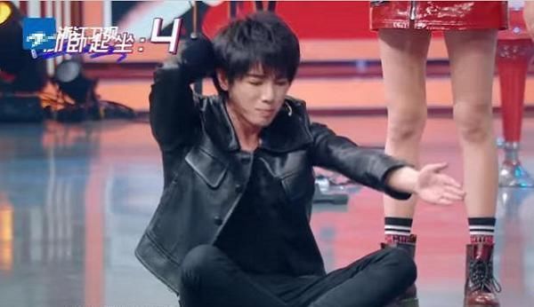 太圈|华晨宇躺地上仰卧起坐,关晓彤穿短裙站在附近,花花反应太圈粉