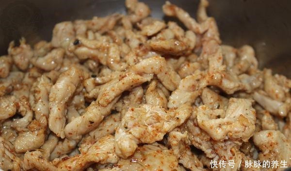 般配|鸡肉和它最般配，炒一炒就上桌，爽滑鲜嫩营养高，连汤汁都不剩