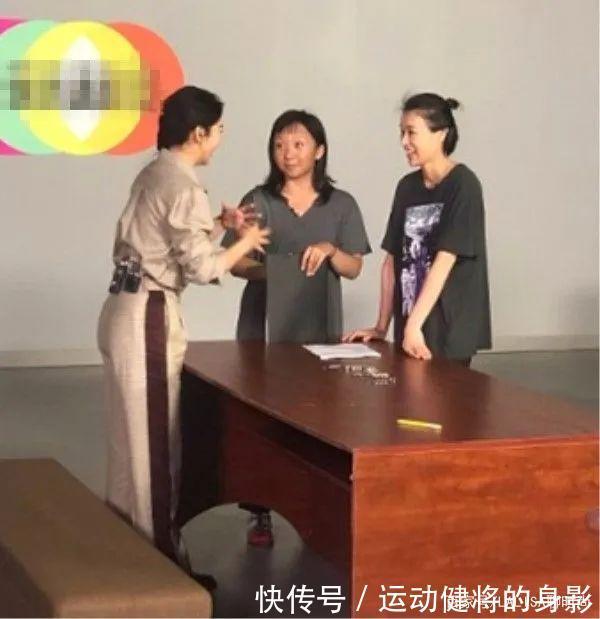 特别的开心|胡杏儿素颜吃自助餐,穿健身裤大腿还粗,生了娃成了老阿姨!