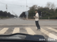 足球|让妹纸来告诉你什么才叫颠足球,哈哈哈哈