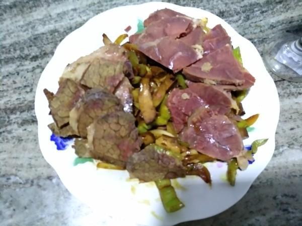 牛肉|遇到这肉别手软，买上几斤炖一锅，比牛肉都香，比羊肉滋补