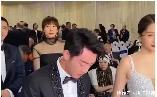  郑恺|众星合照郑恺站错位，发现自己“咖位”不够，满脸通红往后退