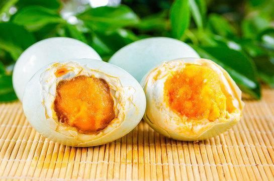 冰箱|吃不完的咸鸭蛋,千万别直接放冰箱大厨教您一招,放1年都新鲜