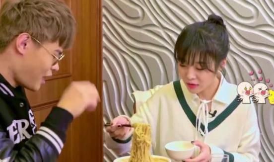 mini|大胃王mini放“大招”,吃1万一碗的牛肉面,粉丝要破产了