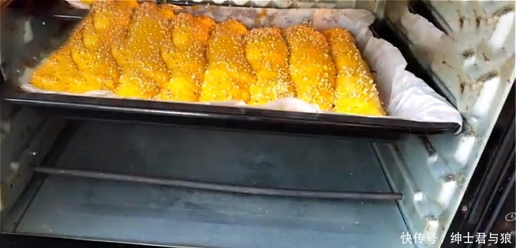 拉丝|教你真正懒人面包做法,不用揉面,不用黄油,出炉拉丝又柔软