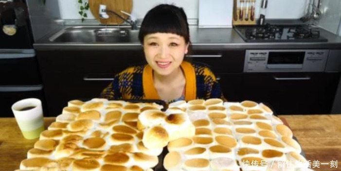 低薪|大胃王挑战60块“面包”，刚吃一口却穿帮了，网友我一口吃完！