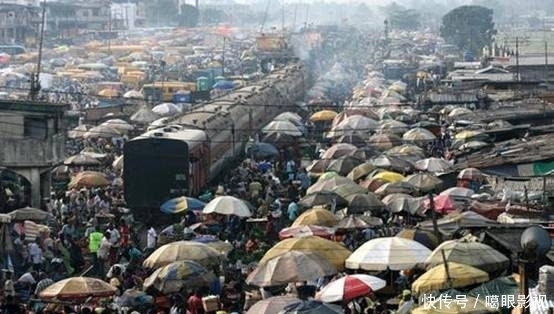 中国|世界上人口密度最大的城市,密密麻麻犹如蚁群,并不在中国印度!