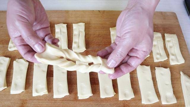 好吃|玉米面最好吃的做法,比馒头简单,比油条还香,出锅全家抢着吃