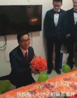 搞笑GIF:小伙子套路挺深啊,姐姐都敢撩!