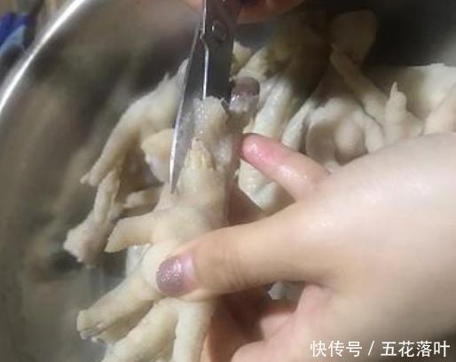 速度|无骨鸡爪是人工啃出来的鸡爪去骨有4种方法,但是它速度最快