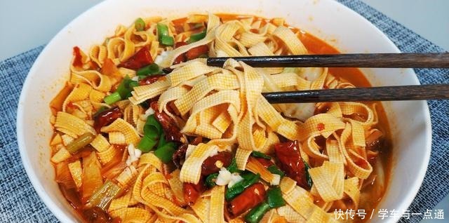 锅内加入|干豆腐不是只能凉拌吃,这样做更诱人,香辣入味,比吃肉过瘾