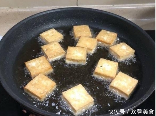 简单|煎豆腐时,别直接下油锅,多做一步,简单实用,豆腐不碎不粘锅