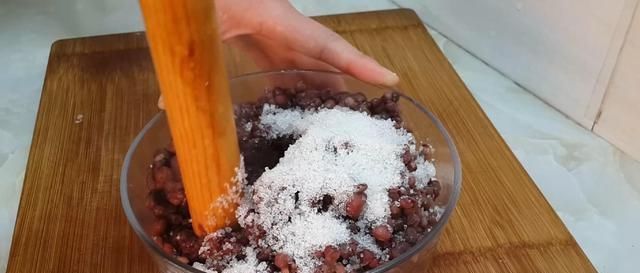 豆包|半斤红豆,1斤面粉,不用烤箱,教你做创意红豆包,比发糕还好吃