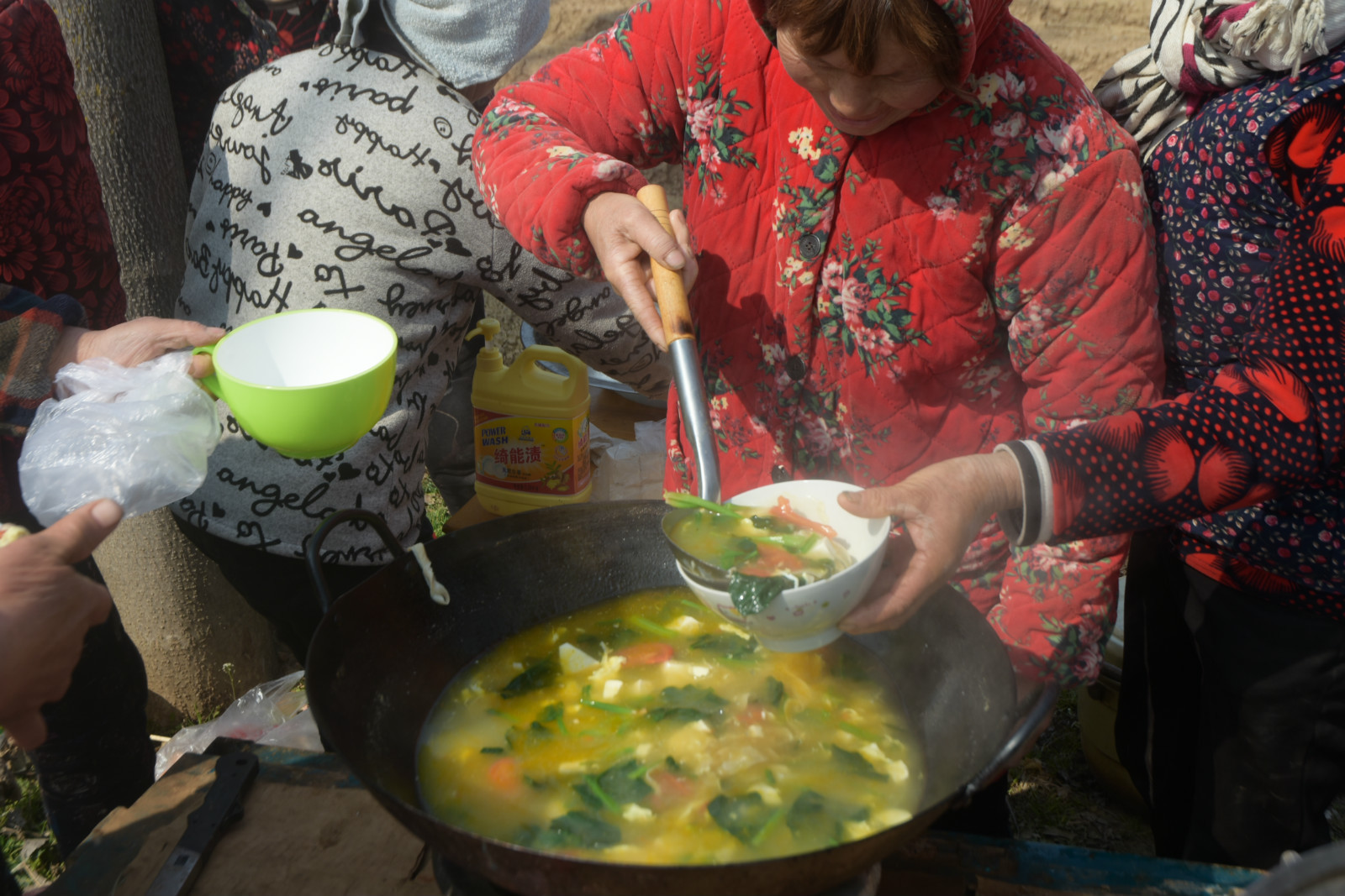  大锅饭|农村难得一见的大锅饭，一手捏3个馒头蹲地吃，场面壮观