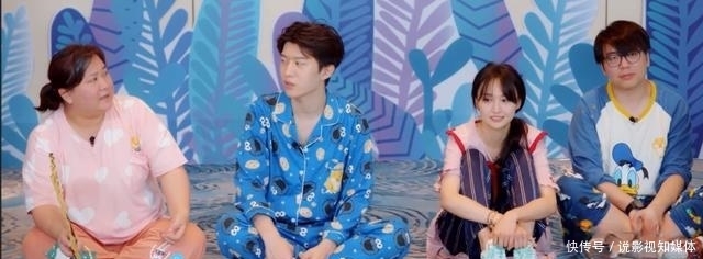 手机|郑爽上节目遭吐槽,玩游戏作弊,喝水作假,即使录节目手机都不离手