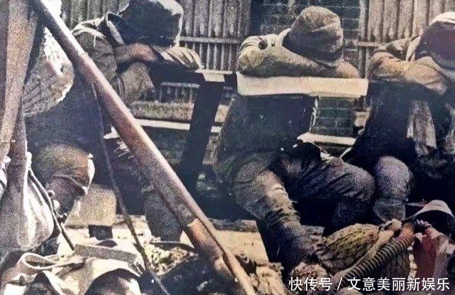滚成|日军侵略中国时的真实照片:在农田钓到大鱼,在草堆里滚成一片