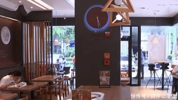 店员|倒完醋看了下醋瓶 女子汗毛竖起来了 店员:你确定这醋是我们的?