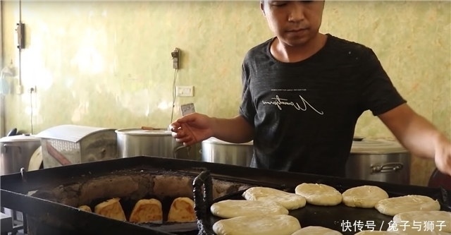 管饱|父子街头卖“地道”小吃,8元一个分量足,食客:吃一个就管饱!