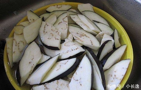 茄子的时|炒茄子先放油是不对的!饭店大厨:茄子不油腻不发黑,有诀窍