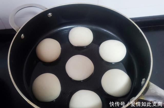 美味|面粉别再做包子了,试试这款小吃吧,咬一口,瞬间爆浆,美味极了