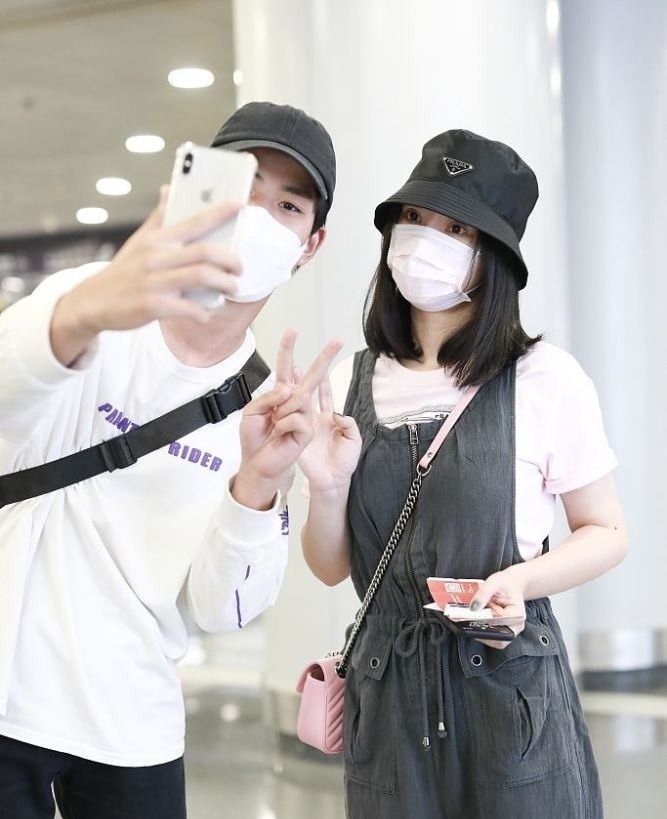  颜值|粉丝颜值太高！柳岩穿背带裤可可爱爱 获帅哥求合影温柔配合