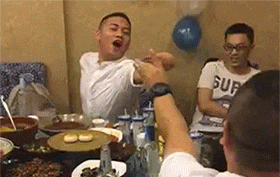  搞笑|搞笑GIF：妹子，不管你的球技怎么样，光看你这样的姿势我必须给你满分