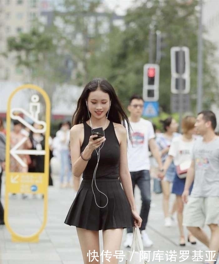 靓丽|迷人靓丽的美女街拍:简约不简单的美女,吸引无数目光